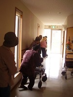 ケアハウスの避難訓練風景